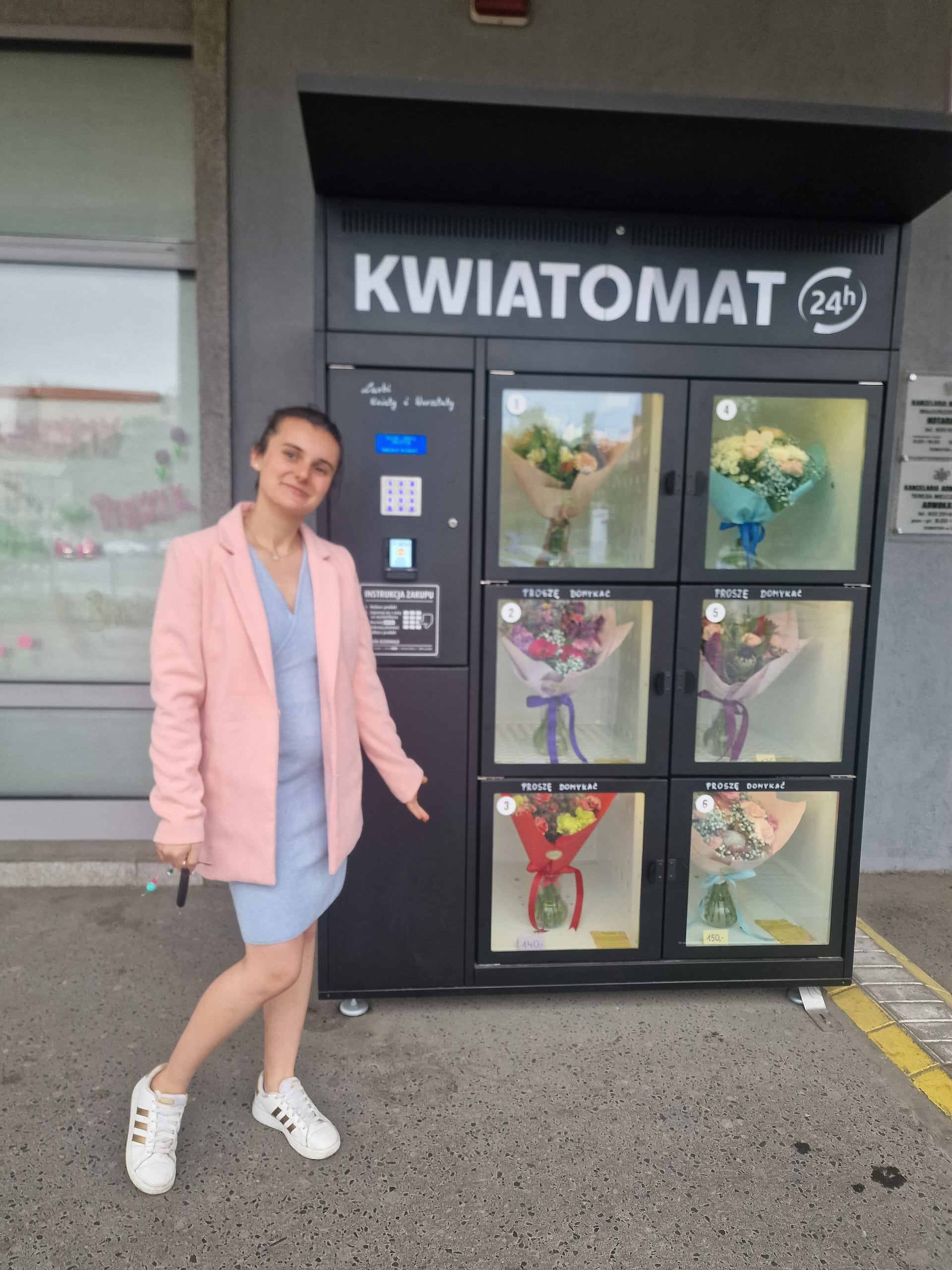 Kwiatomat Larbi w Gdańsku ze świeżymi bukietami